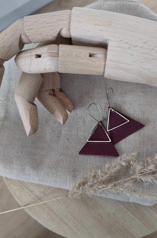 kolczyki - inne Geometryczne kolczyki ze skóry, trójkąty burgund