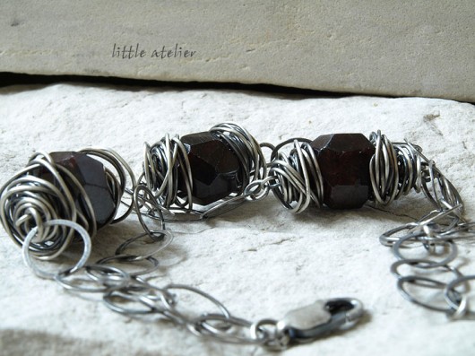 granat w oplocie little atelier