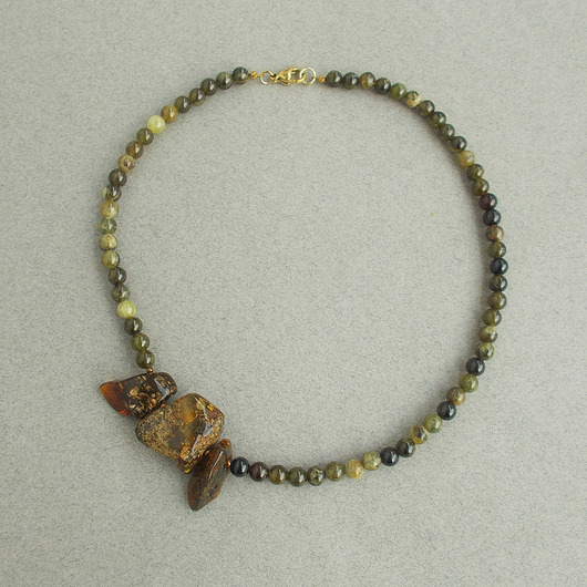kolie Bursztyn i zielony granat Naszyjnik asymetryczny
