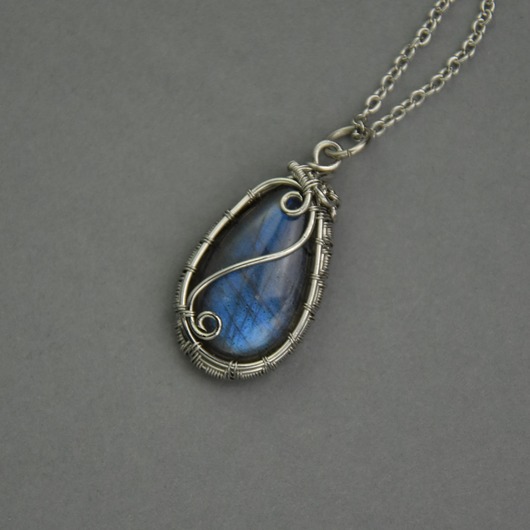 wisiory Wisiorek z niebieskim labradorytem wire wrapping labradoryt