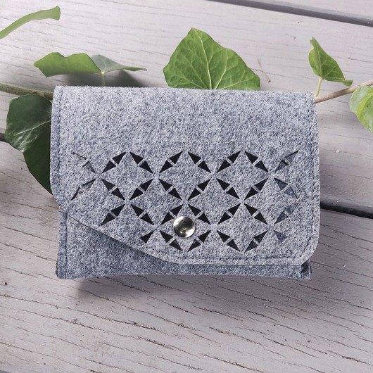 pokrowce i etui - różne Etui filcowe na karty - szare - ażurowe