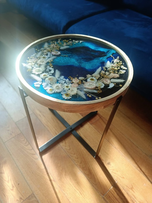 stoliki kawowe Niebieski stolik kawowy z kwiatami w żywicy