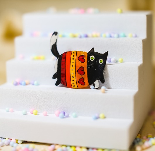 broszki Czarny  kot w swetrze w serca