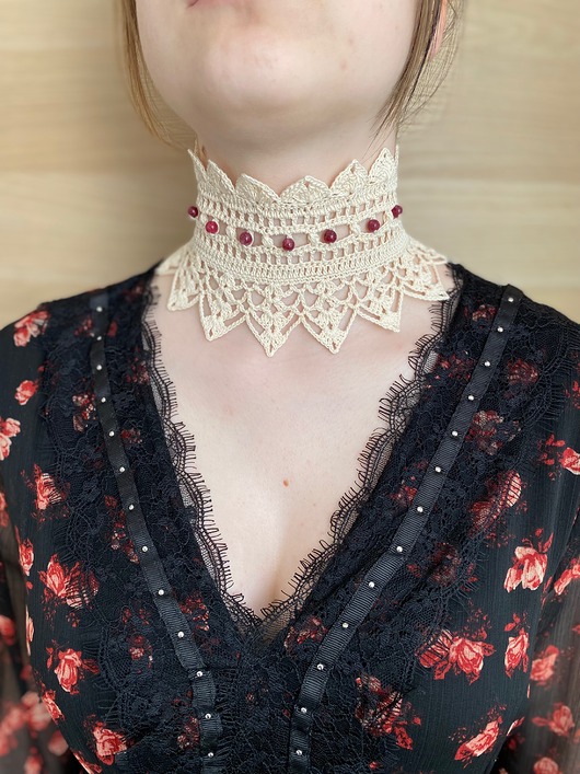 chokery Ecru koronkowy choker z naturalnymi kamieniami granatu