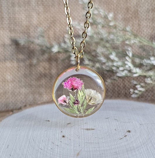 wisiory Łąka kwiatowa różowa zawieszka złoty wisiorek kwiaty żywica