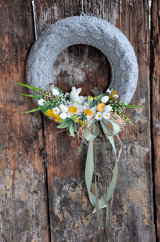 wianki wielkanocne Wielkanocny wianek w sweterku
