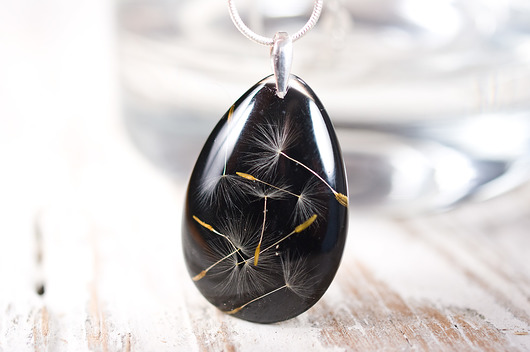 Naszyjnik z nasionkami dmuchawca w żywicy So Jewelry