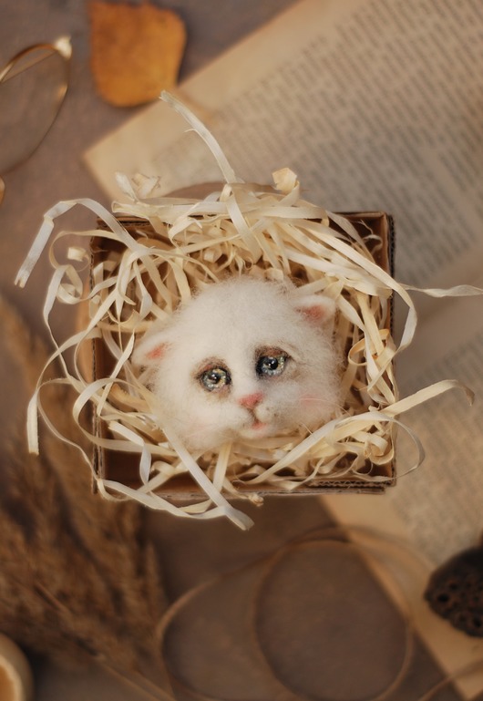 Kot  Śnieżynka - Broszka BoboLobo Handicraft
