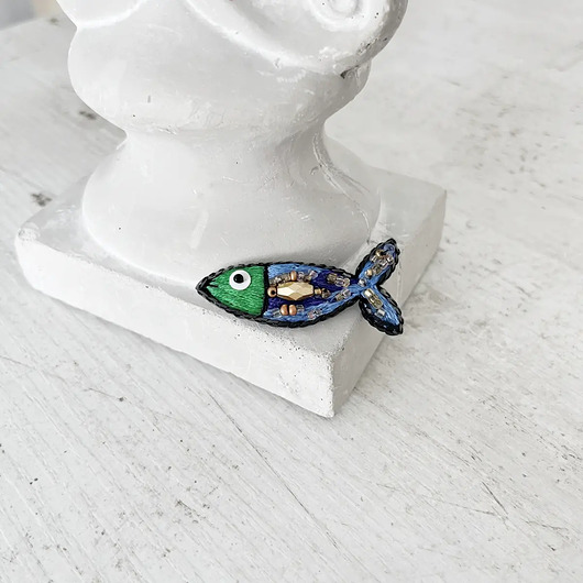 broszki Broszka mini RYBKA 20 ręcznie haftowana przypinka rękodzieło śledzik