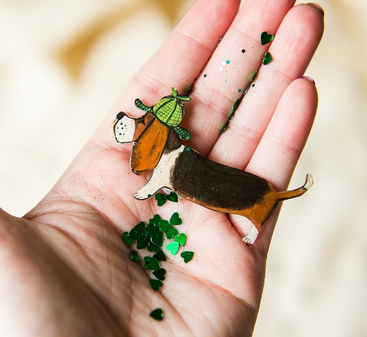 broszki Broszka z bassetem Sherlockiem