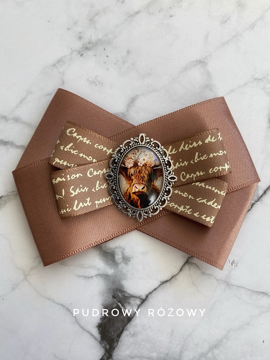 broszki Kolekcja Krówką z wiankiem z grafiką zamkniętą pod kaboszonem