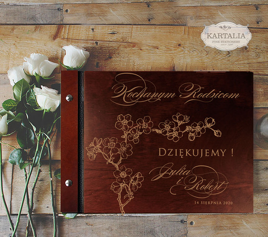 Pamiątkowy drewniany album na zdjęcia laserowanki