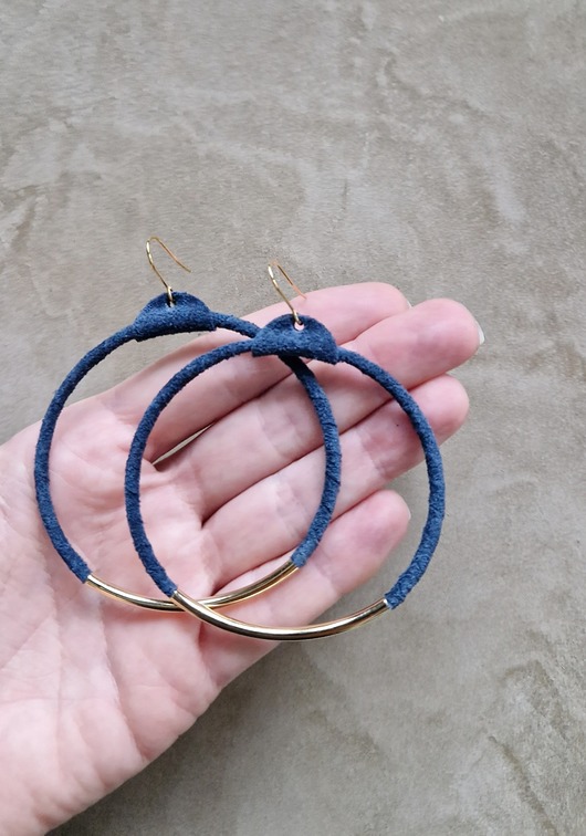 kolczyki - inne SPACE BLUE duże zamszowe koła