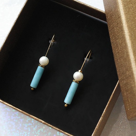 kolczyki z kamieniami Eleganckie kolczyki larimar z perłą słodkowodną