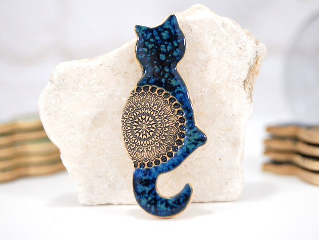 Ceramiczny magnes na lodówkę - niebieski kot 10FingersArt
