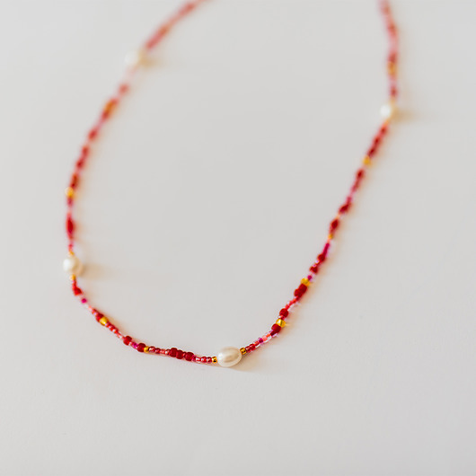 chokery Czerwony choker z perłami
