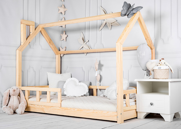 meble do pokoju dziecka Łóżko domek 80x160 z barierkami Komin Gratis