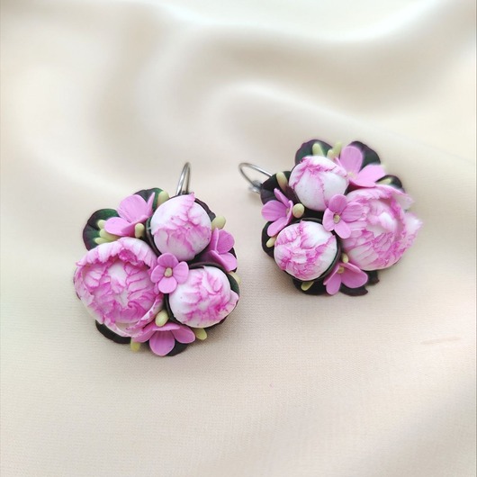 kolczyki z masy plastycznej Kolczyki z różowymi piwoniami handmade, eleganckie kolczyki wiszące,