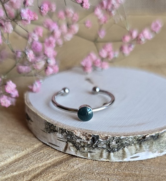 pierścionek z żywicy Pierścionek srebrny zielone oczko zielony minimalistyczny żywica brokatowy
