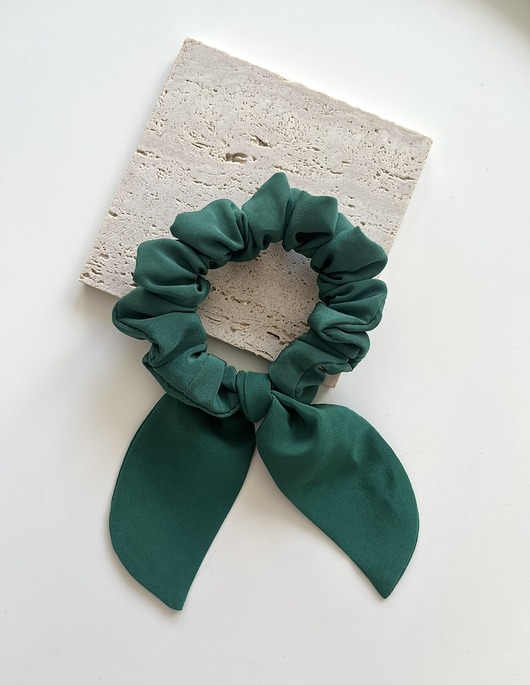 gumki do włosów Zielona scrunchie Suzi z odwiązywanymi uszkami