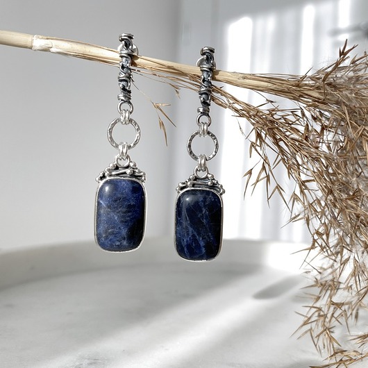 kolczyki srebrne Po zmroku (kolczyki srebrne z sodalitem)