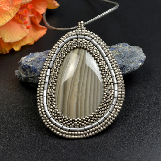 wisiory Selwer, wisior z krzemieniem pasiastym, haft