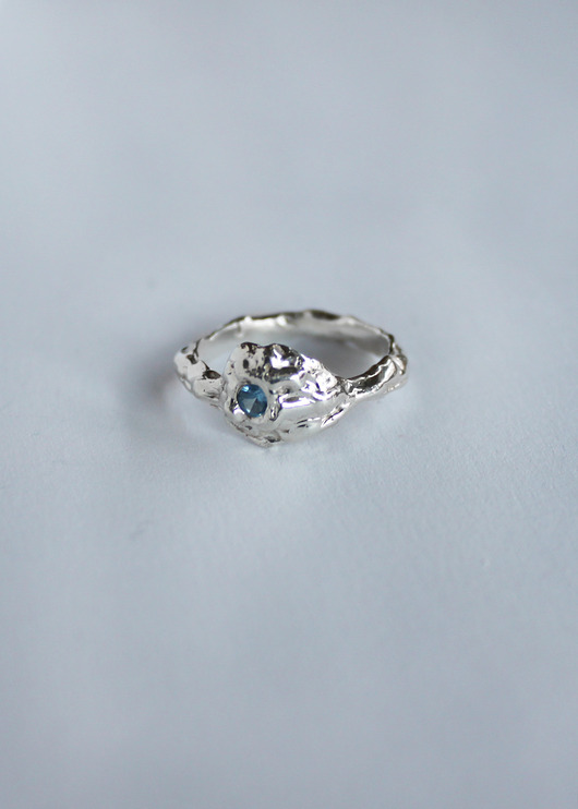 pierścionki srebrne Pierścionek srebrny - Figa z niebieskim topazem