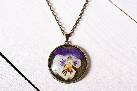 Okrągły naszyjnik z żywicy z bratkiem So Jewelry