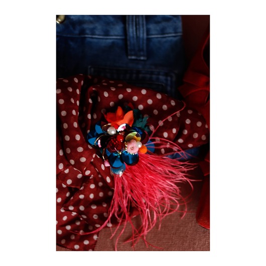 broszki Cekinowa broszka z piórami