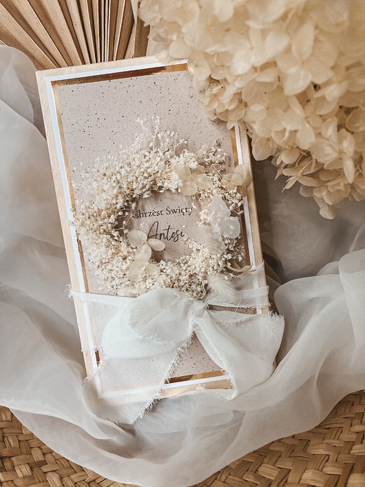 kartki, zaproszenia na chrzest PAMIĄTKA CHRZTU ŚWIĘTEGO w pudełku - Wianek z gipsówki i hortensji