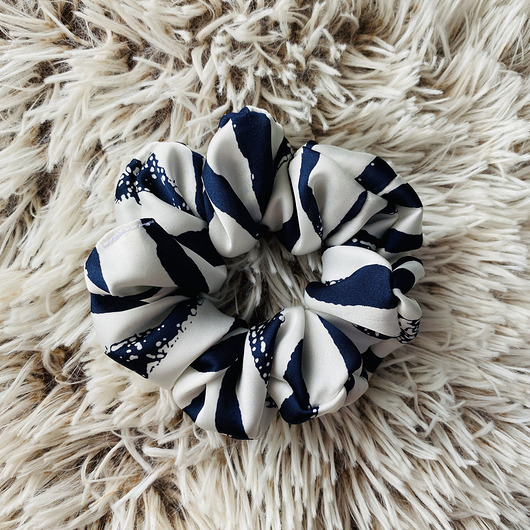 Satynowa gumka do włosów scrunchie Paski Nandi