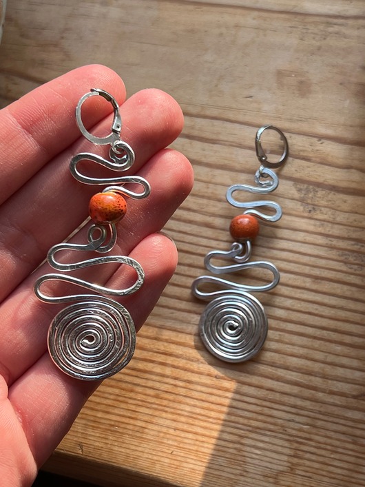 kolczyki wire wrapping Kolczyki spirale z ceramicznymi koralikami