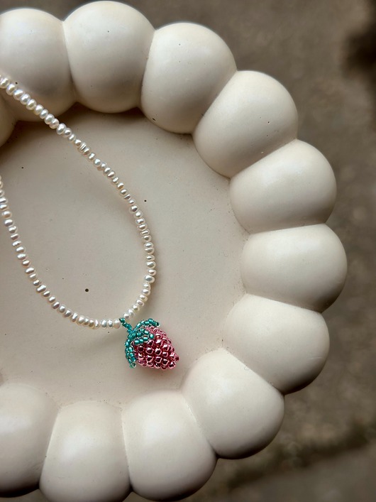 chokery Naszyjnik Choker z pereł hodowlanych z malinką/truskawką/poziomką