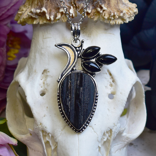 wisiory Miedziany posrebrzany wisiorek z surowym turmalinem i onyksami