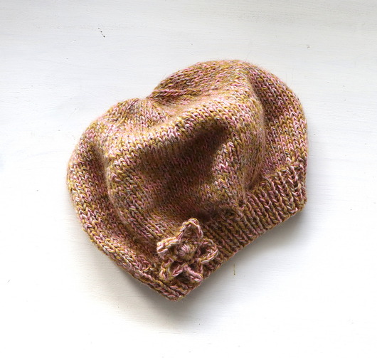 czapki damskie Beret z kwiatkiem zrobiony na drutach dziergany bezszwowy