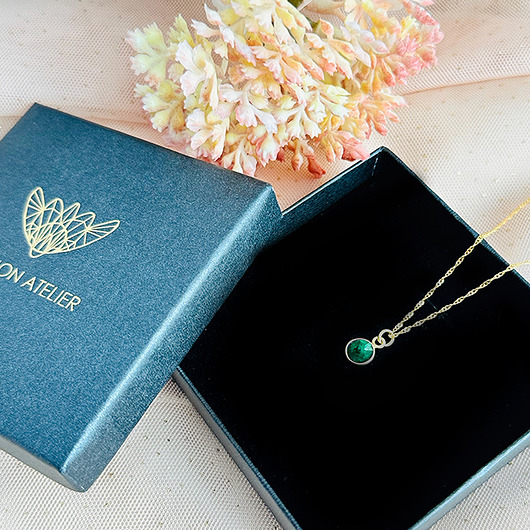 złote naszyjniki NASZYJNIK z nefrytem,  zielony kamień