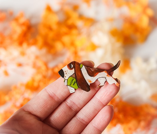 broszki Przypinka z psem bassetem Julianem