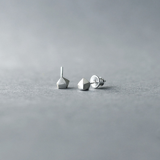 kolczyki wire wrapping Srebrne wkrętki w kszałcie diamentu