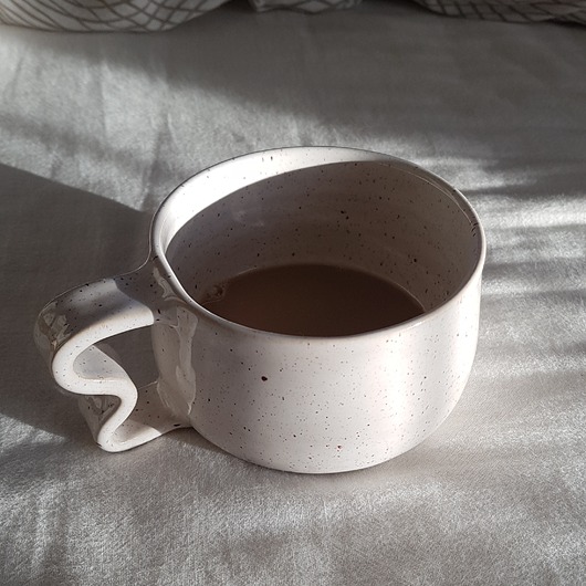 kubki Biały nakrapiany kubek z wygiętym uszkiem  300 ml