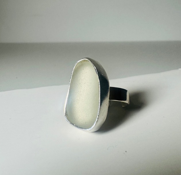 pierścionki srebrne Srebrny pierścionek regulowany ze szkłem morskim