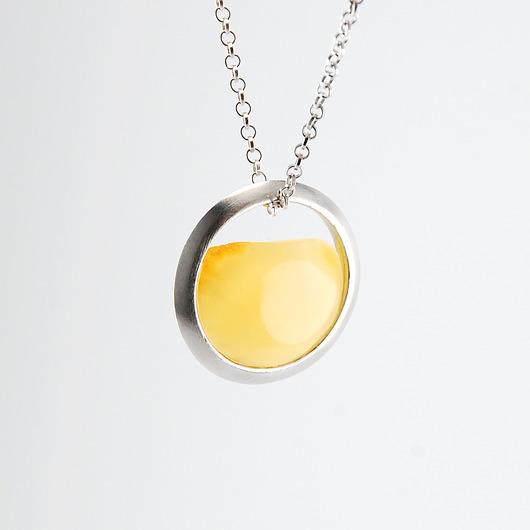 srebrne naszyjniki Naszyjnik srebrny Split z mlecznym bursztynem