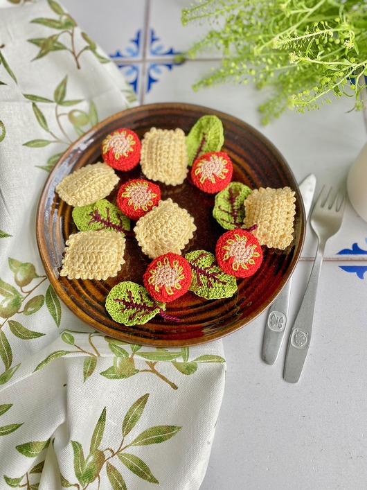 zabawki - inne Szydełkowe raviolli z pomidorkami i listkami botwinki
