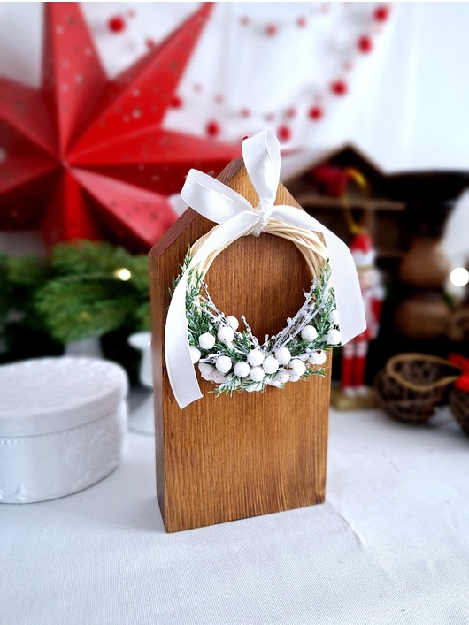 dekoracje świąteczne Drewniany domek z wiankiem świątecznym
