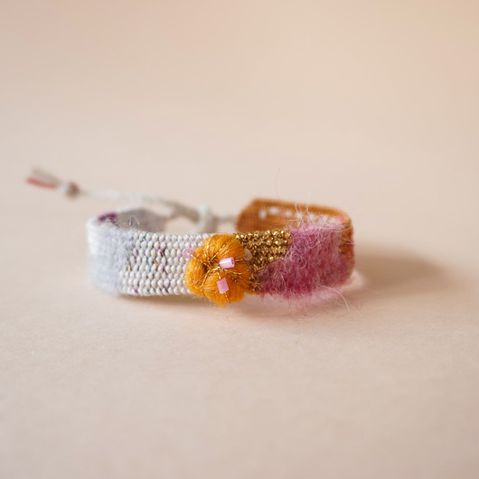 bransoletki - inne Ręcznie tkana bransoletka z kwiatuszkiem