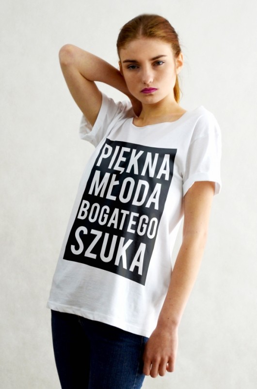 PIĘKNA MŁODA - Koszulka Oversize szeroki dekolt  GAU great as You
