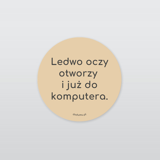 naklejki i wlepy Naklejka na laptopa, ledwo oczy otworzy i już do komputera
