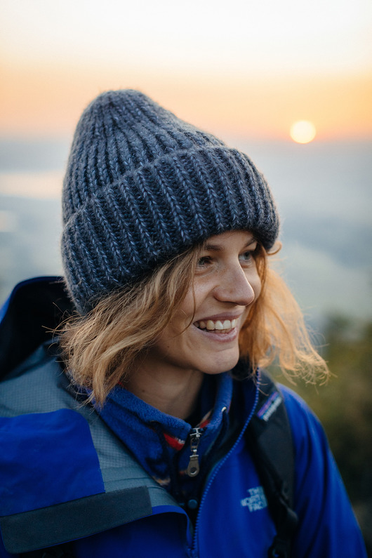 czapki damskie SOWA - duża puchata wełniana czapka- grafitowy