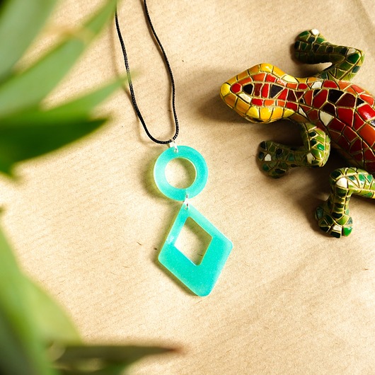 wisiory Turkusowy wisiorek kółko i romb świecące w ciemności i UV handmade 5,6 cm