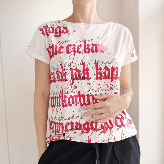 t-shirt damskie Kaligrafia czerwona fullprint Biały Oversize