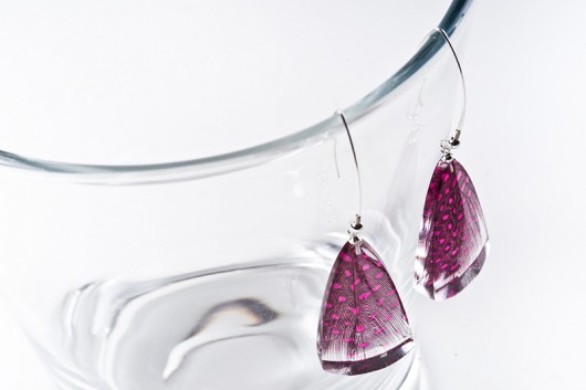 Kolczyki z piórkami w kolorze fuksji w żywicy So Jewelry